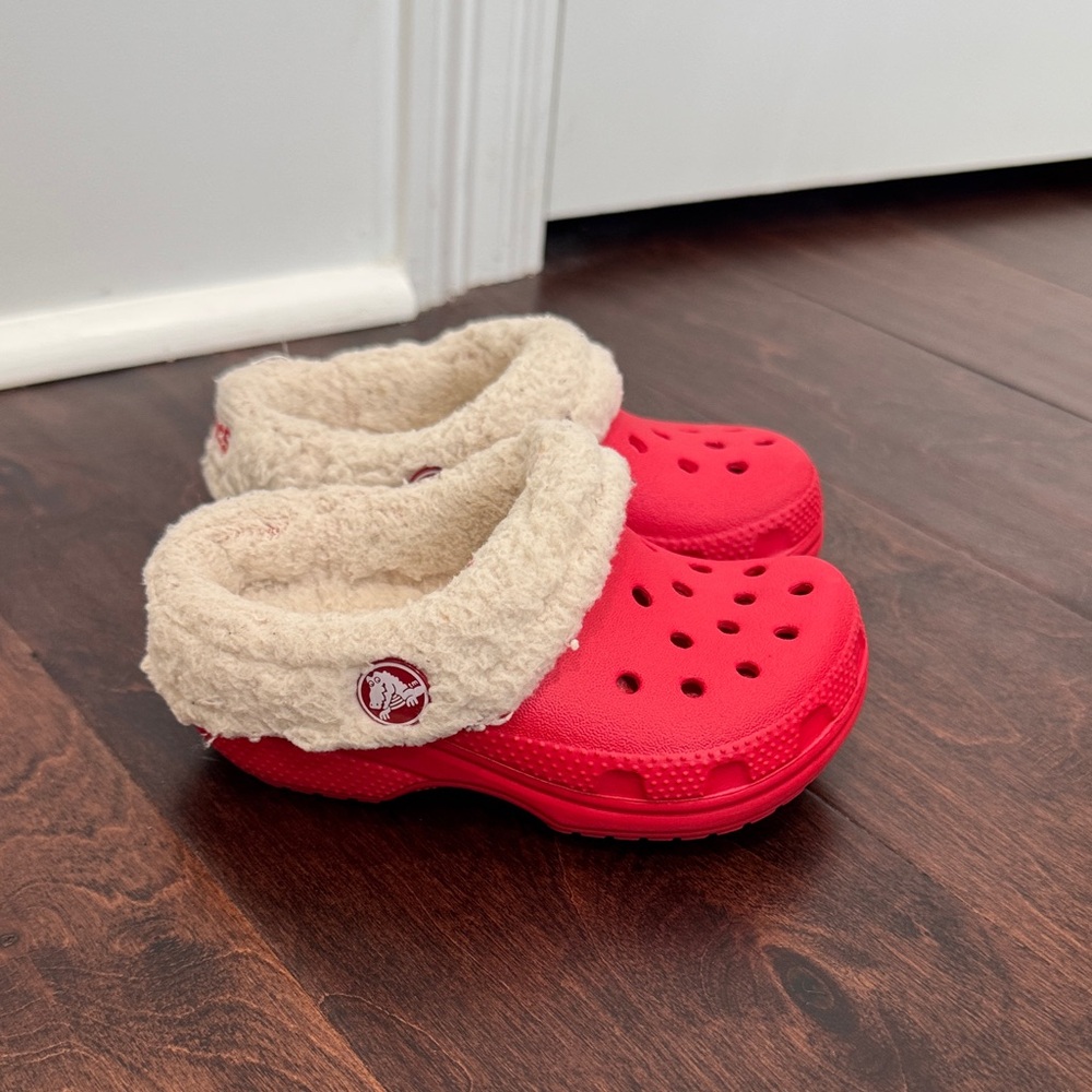 CROCS Red Kids Shoes Clogs with Cream Fleece Lining, size baby 6/7
